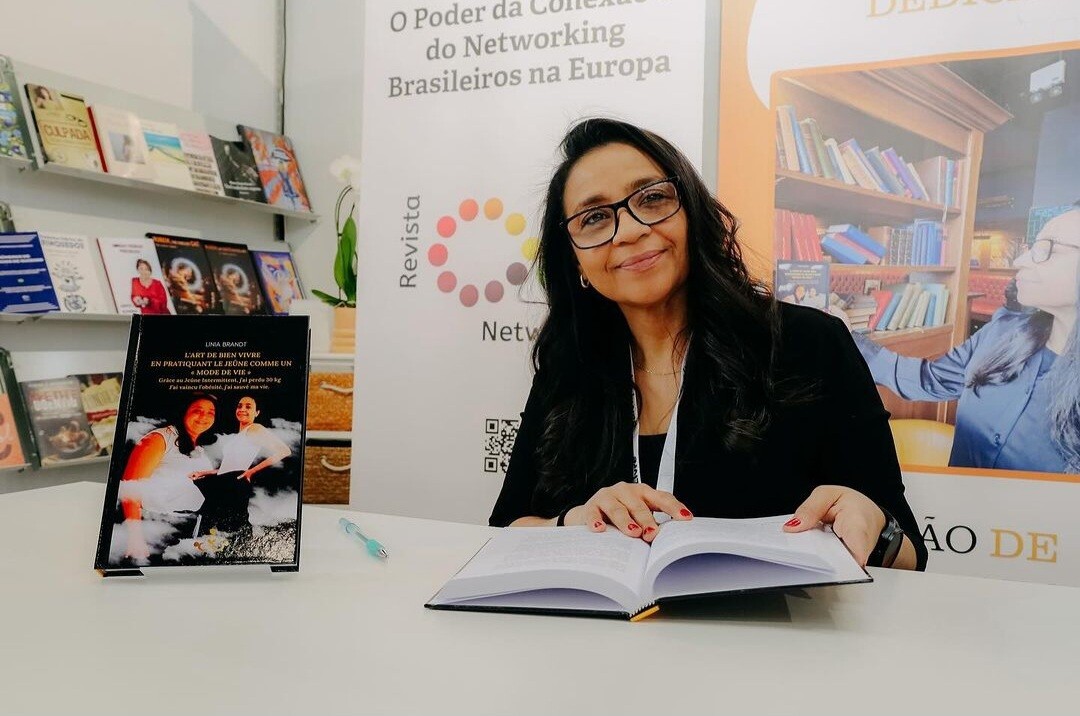 Linia Brandt na mesa de autógrafos, no Salão do Livro de Genebra